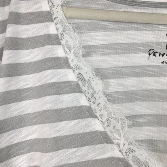 Torrid Classic Fit V-neck White/Gray Striped Lace Trim Top Size 6X. NWT - Picture 4 of 15